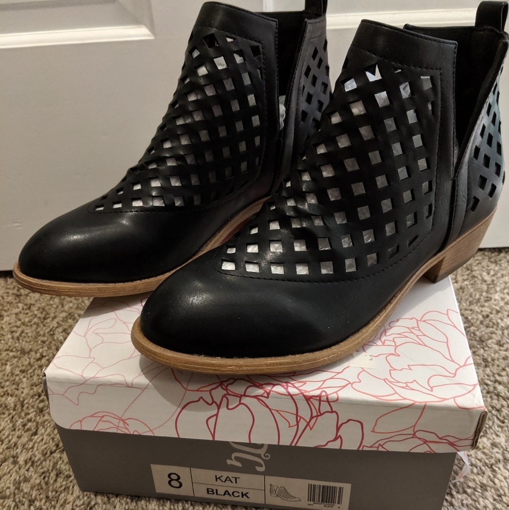 Journee Collection Kat Booties size 8